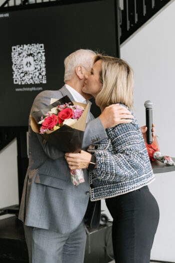 Mann überreicht Frau einen Blumenstrauß